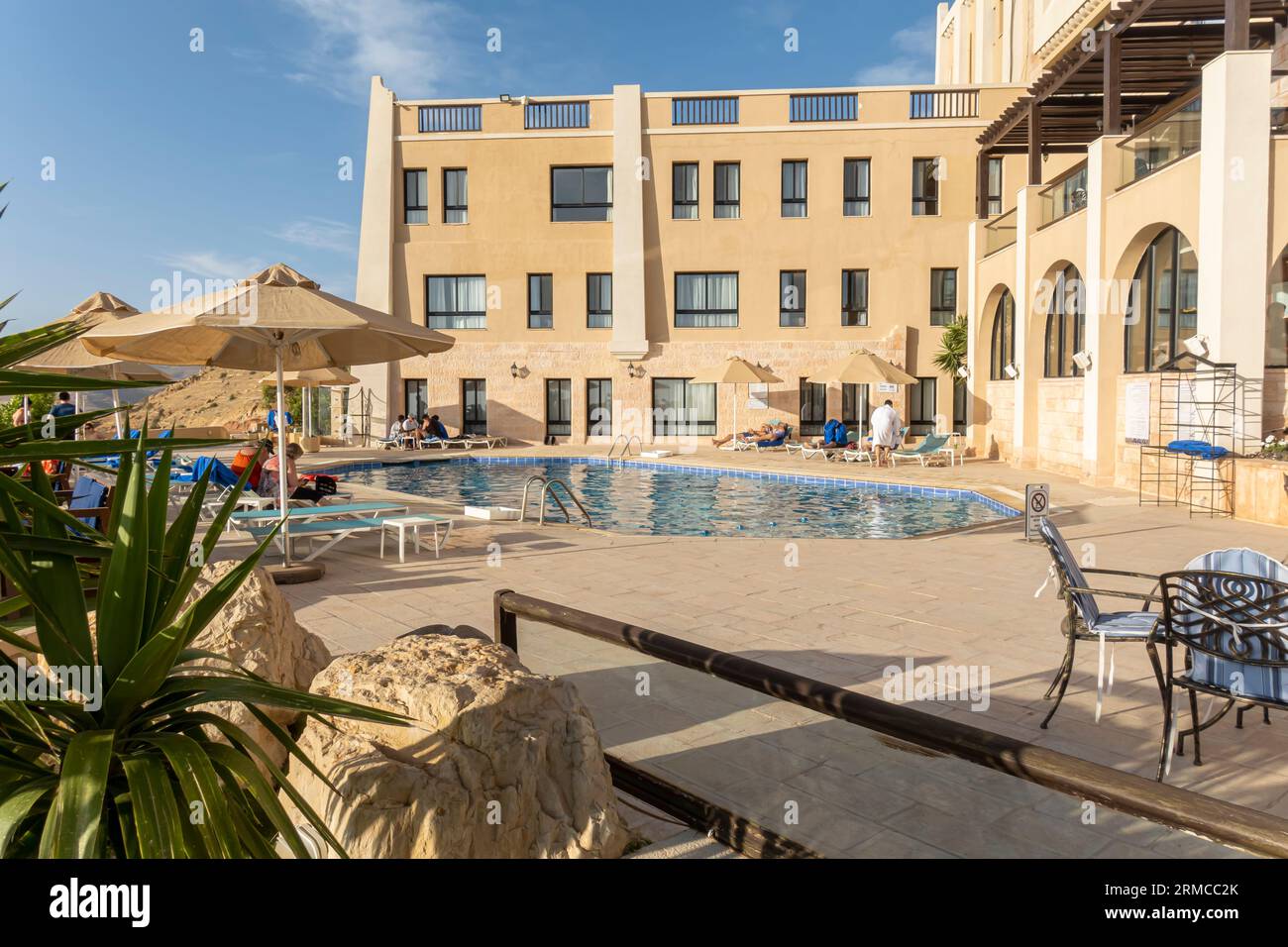 Area relax piscina e montagne, Petra Marriott Hotel. Wadi Musa, Giordania, Medio Oriente Foto Stock
