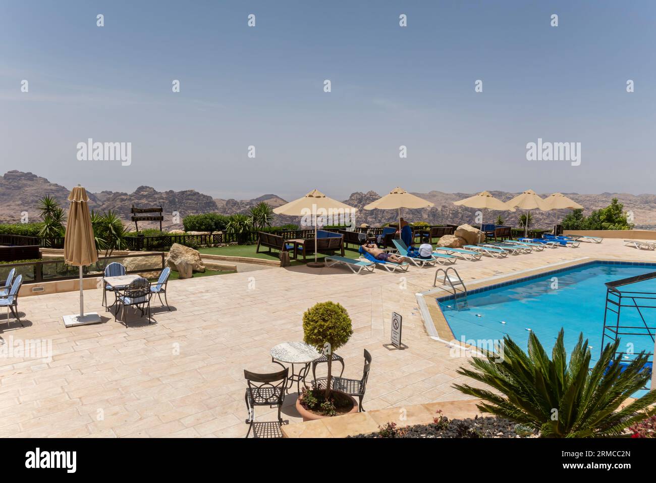 Area relax piscina e montagne, Petra Marriott Hotel. Wadi Musa, Giordania, Medio Oriente Foto Stock