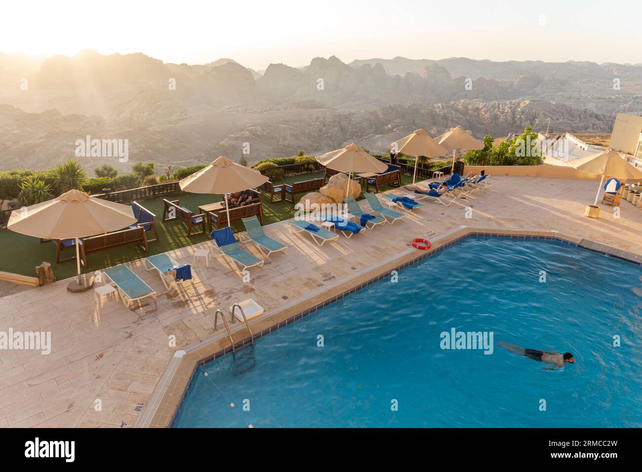 Area relax piscina e montagne, Petra. Wadi Musa, Giordania, Medio Oriente Foto Stock