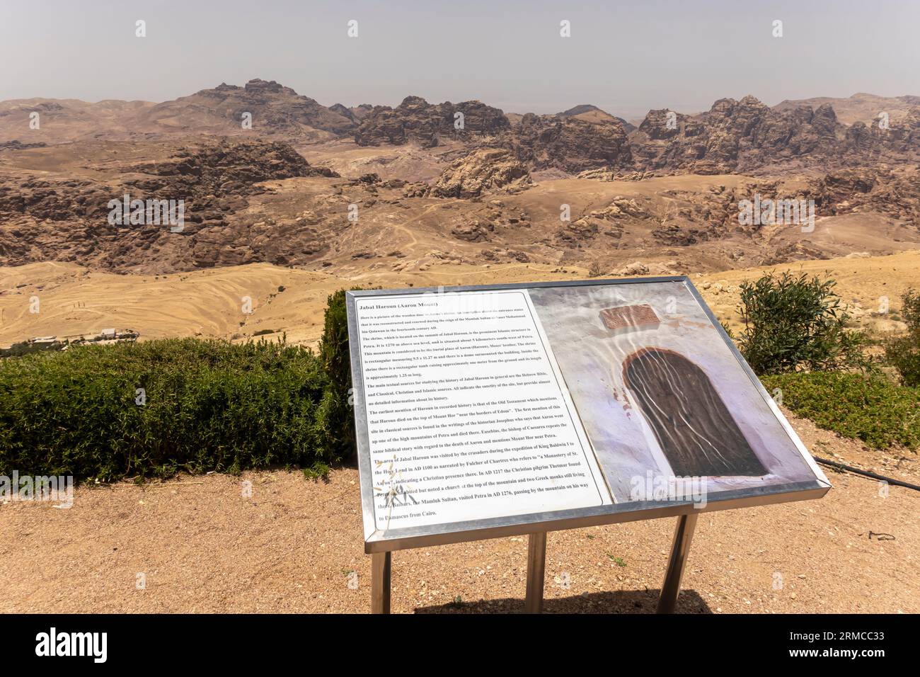 Jabal Haroun, Aaron Mount a Petra Jordan. Cartellone informativo e cartello sulle montagne Petra Foto Stock