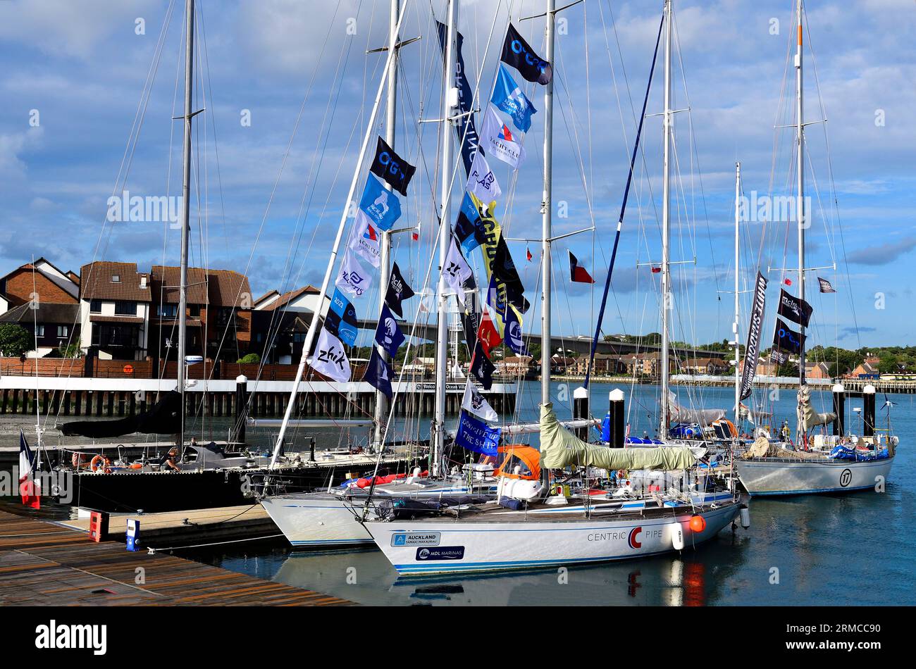 27 agosto 2023 MDL Ocean Village Marina, Southampton Hampshire Regno Unito cinque dei 14 concorrenti hanno partecipato all'assemblea della Ocean Globe Race presso la MDL Ocean Village Marina di Southampton preparandosi a celebrare il 50° anniversario dell'iconica gara Whitbread Round the World Race. L'Ocean Globe Race, completamente equipaggiata, è in corso nello spirito della gara originale del 1973 senza assistenza né utilizzo della tecnologia moderna. La gara di tre scali di 27.000 miglia attraverso città del Capo, Auckland e Punta del Este partirà alle 1300 del 10 settembre 2023 dal Royal Yacht Squadron , Cowes, Isola di Wight. Credito Gary Blake/Alamy li Foto Stock