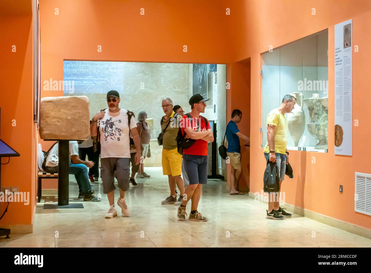 Visitatori del Petra Museum Jordan. Turisti nel museo di Petra in Giordania Foto Stock