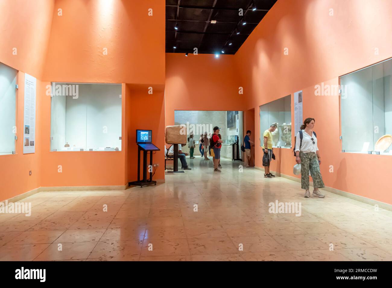 Visitatori del Petra Museum Jordan. Turisti nel museo di Petra in Giordania Foto Stock