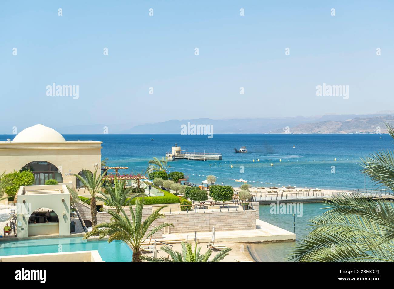 Vista dall'alto della piscina all'al Manara, Luxury Collection Hotel, il primo resort 5 stelle nell'antica città portuale di Aqaba, Giordania Foto Stock
