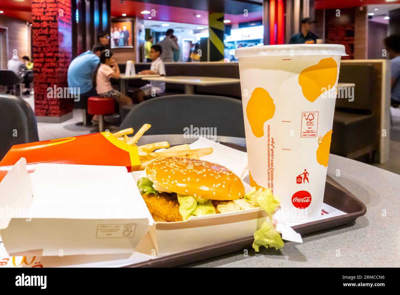 Hamburger, patatine fritte e cola sul vassoio nel ristorante McDonald's Aqaba Jordan Foto Stock