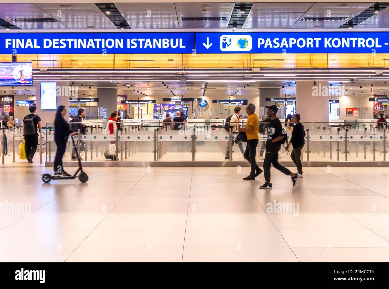 Cartello destinazione finale Istanbul, cartello di controllo passaporto. Aeroporto Internazionale Havalimani di Istanbul - IST - arrivi, ingresso controllo passaporti. Turchia Foto Stock