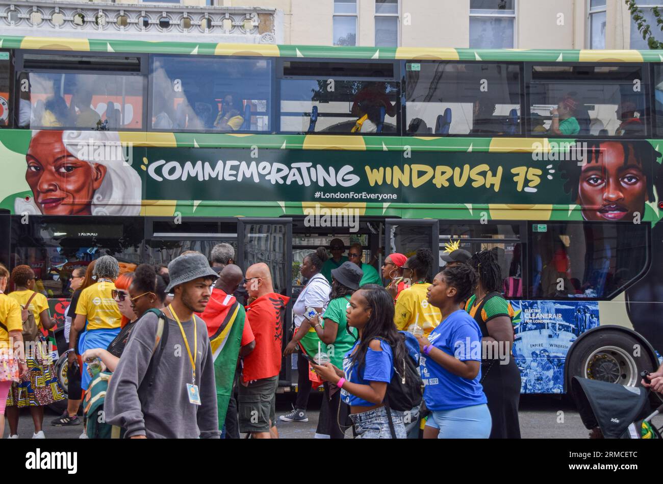 Londra, Regno Unito. 27 agosto 2023. I partecipanti commemorano Windrush quando inizia il Carnevale di Notting Hill 2023. Credito: Vuk Valcic/Alamy Live News Foto Stock
