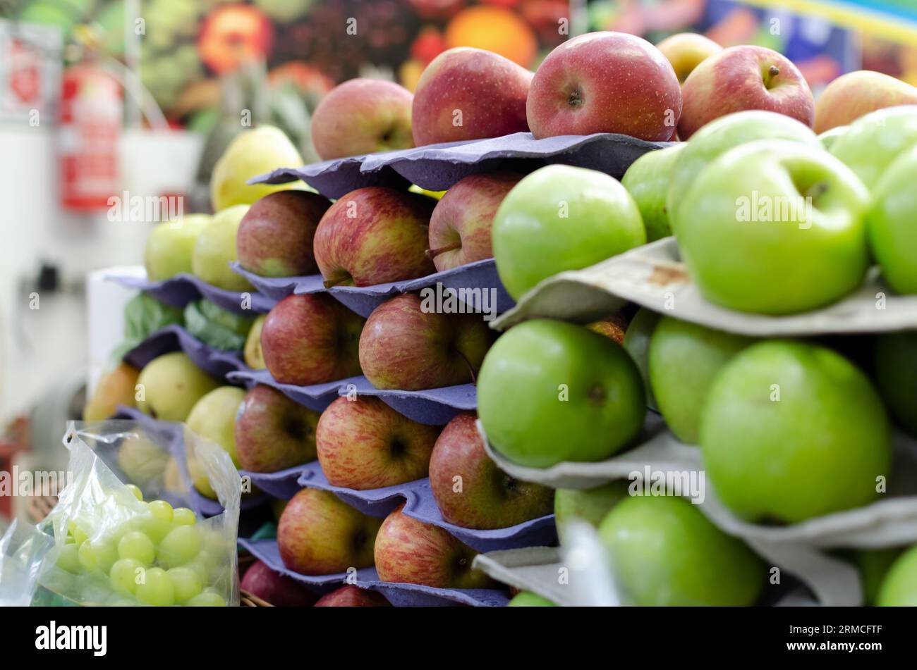 Mele verdi e rosse in un gruppo da vendere al consumatore. Commercio sano. Salvador, Brasile Foto Stock