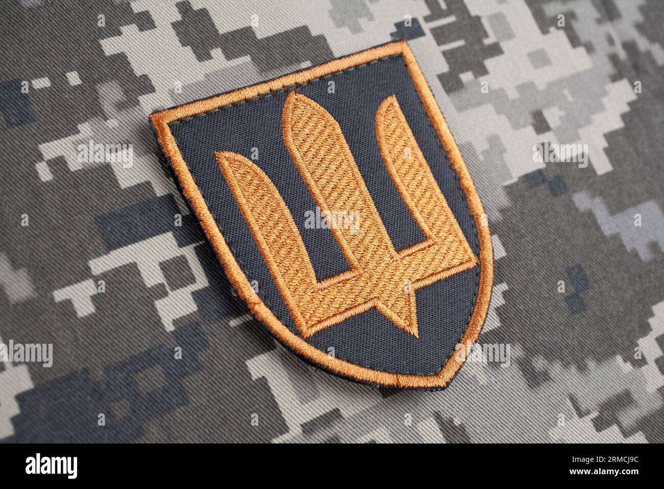 KIEV, UCRAINA - 5 ottobre 2022. Invasione russa in Ucraina 2022. Ukraine Army Uniform spalla sleeve insignia badge su mimetizzata uniforme backgrou Foto Stock