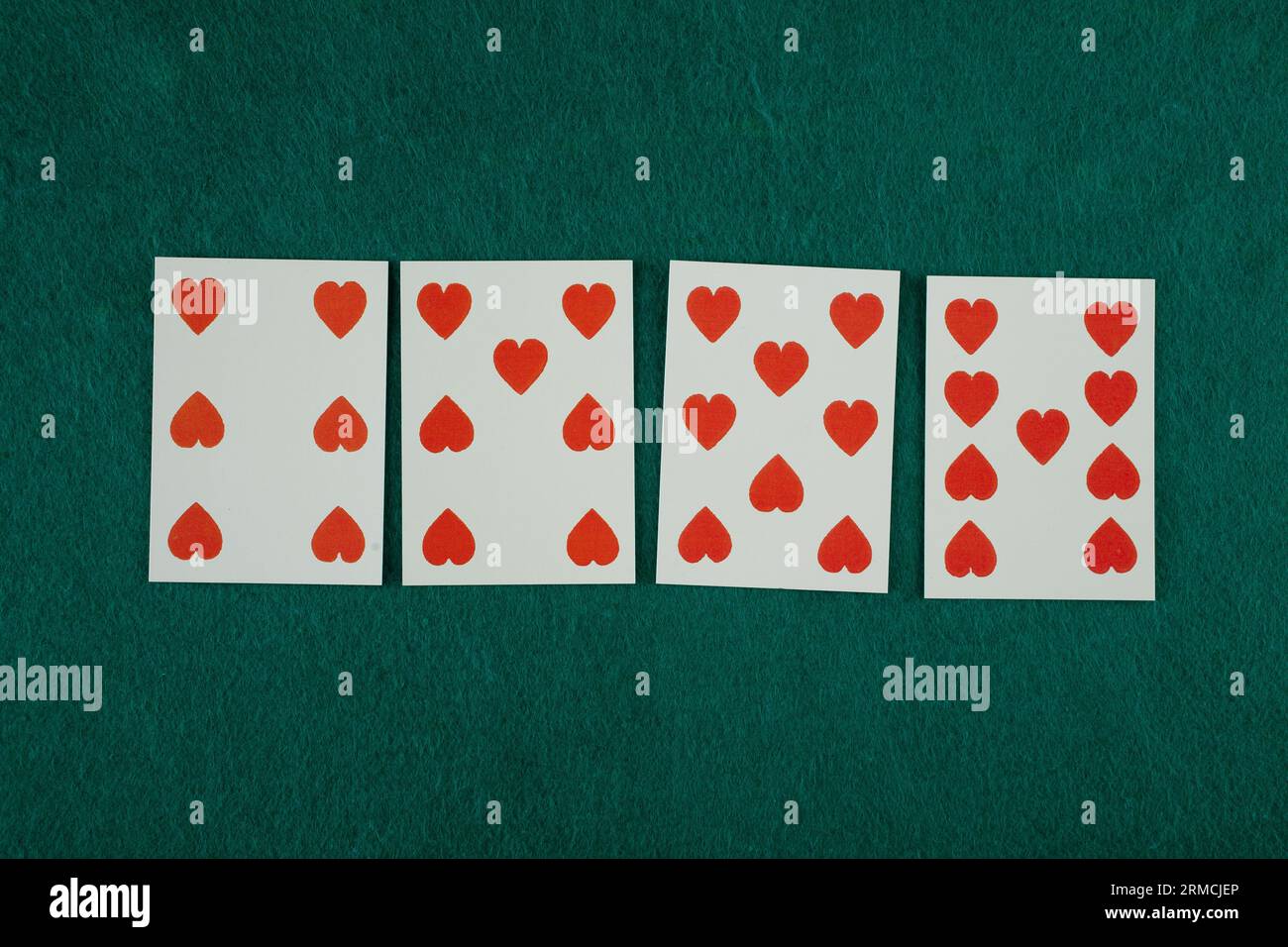 Carta da gioco del vecchio West sul tavolo da gioco verde. Foto Stock