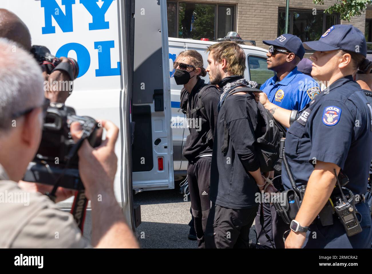 NEW York, NEW YORK - AGOSTO 27: Un contromanifestante viene arrestato durante una manifestazione anti-migrante e protesta fuori dalla Gracie Mansion il 27 agosto 2023 a New York. Il fondatore dei Guardian Angels Curtis Sliwa fu raggiunto da funzionari locali e centinaia di manifestanti, mentre tenne un'altra protesta anti-migrante dopo aver messo in scena diversi a Brooklyn e Queen contro i rifugi di soccorso dei migranti nei quartieri. La polizia di New York ha fatto diversi arresti, tra cui Sliwa che è stato arrestato per disobbedienza civile. Secondo gli ultimi dati della città, ci sono più di 59.000 migranti nei rifugi cittadini, con centinaia di altri Foto Stock