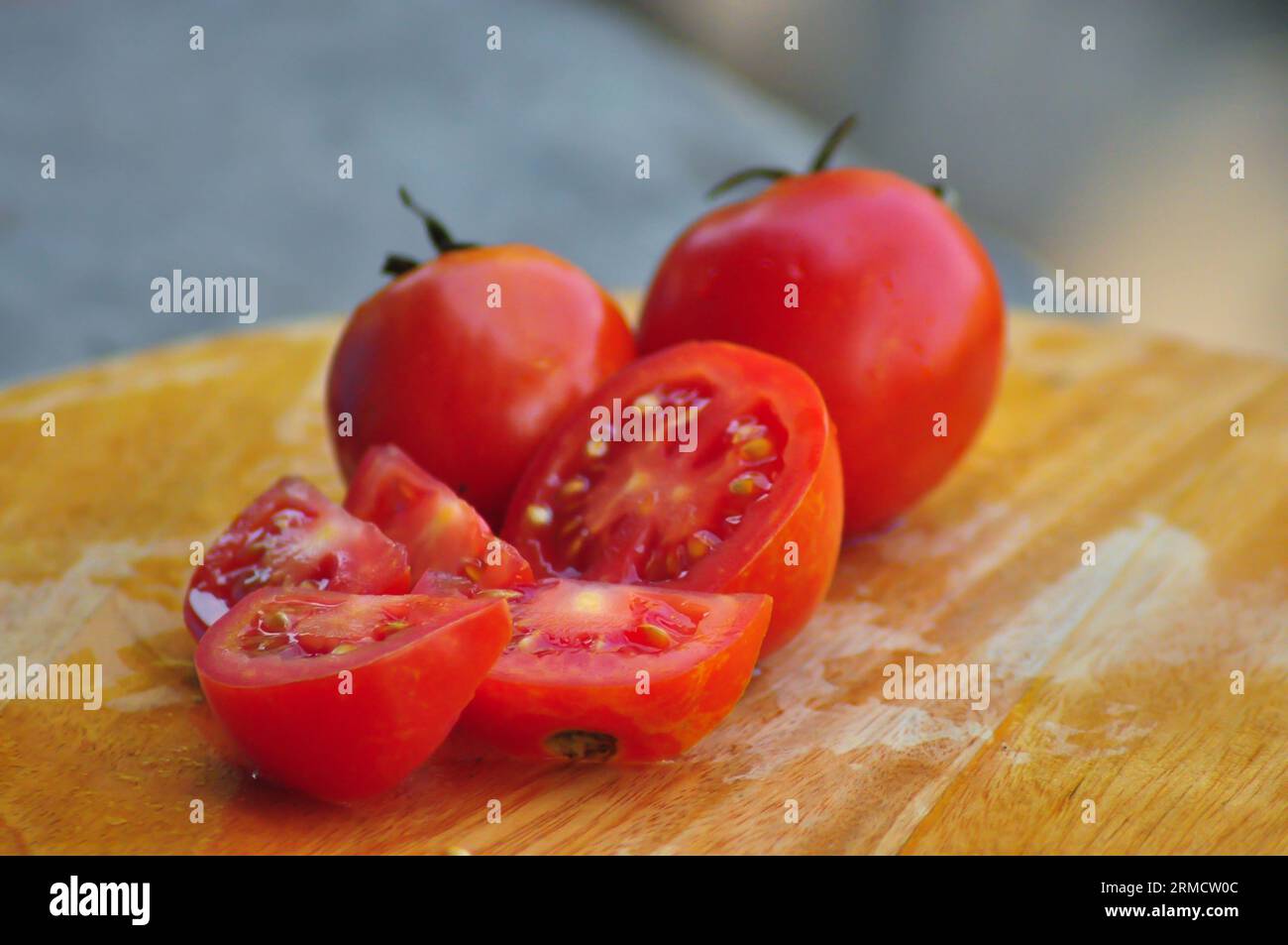 Pomodori rossi maturi su uno sfondo naturale. Raccolta dei pomodori. Foto Stock