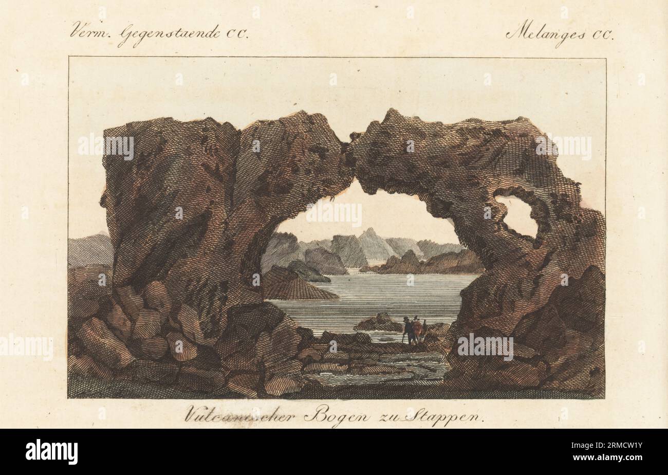 Arco naturale sulla costa vicino a Stappen, Islanda, 1811. Vulcanischer Bogen zu Stappen copiato da un'illustrazione del geologo scozzese Sir George Steuart Mackenzie nel suo viaggio nell'isola d'Islanda, 1811. Incisione in copperplate a mano da Carl Bertuch's Bilderbuch fur Kinder (Picture Book for Children), Weimar, 1815. Un'enciclopedia in 12 volumi per bambini illustrata con quasi 1.200 tavole incise su storia naturale, scienza, costume, mitologia, ecc., pubblicato dal 1790-1830. Foto Stock