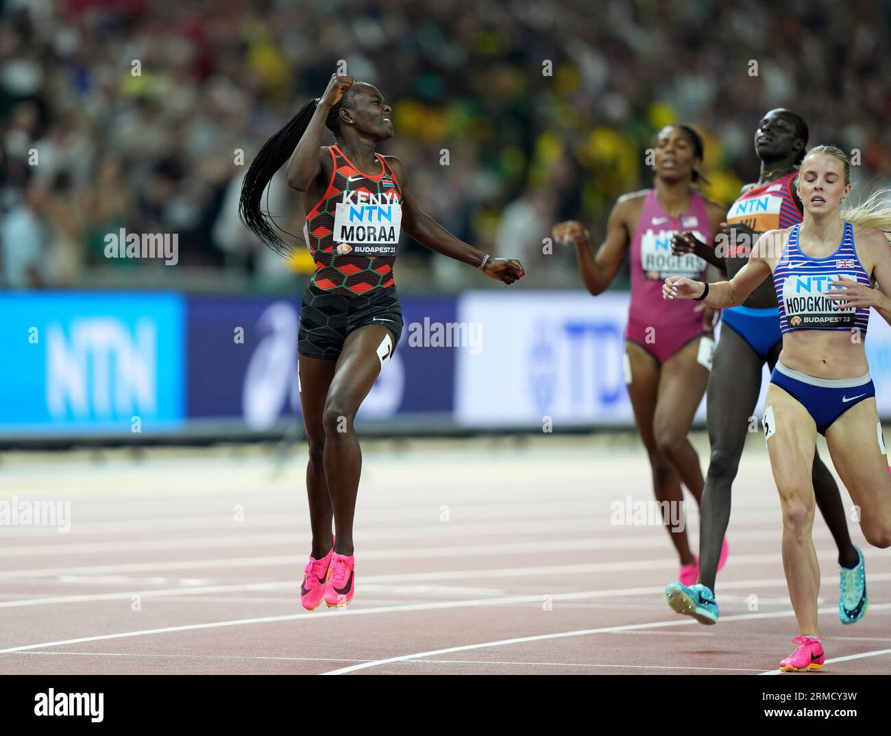 Budapest, Ungheria. 27 agosto 2023. Mary Moraa del Kenya festeggia dopo la finale femminile dei 800 m dei Campionati mondiali di atletica leggera di Budapest 2023 a Budapest, in Ungheria, il 27 agosto 2023. Crediti: Li Ying/Xinhua/Alamy Live News Foto Stock