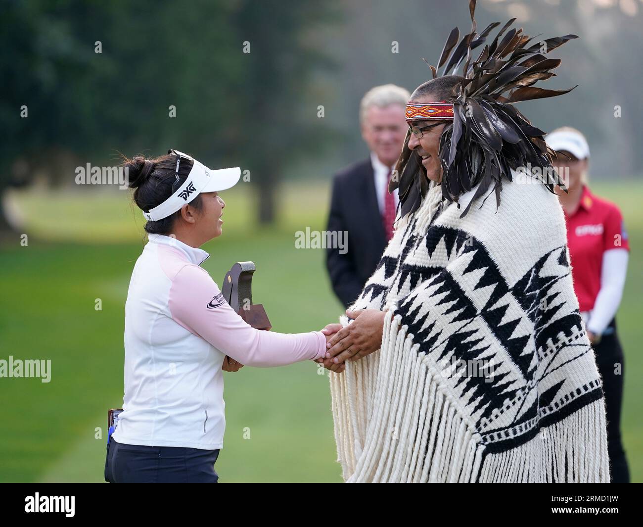 Megan Khang riceve una scultura dalla band indiana Musqueam Chief Wayne Sparrow dopo la sua vittoria al LPGA CPKC 2023 Women's Open, allo Shaughnessy Golf and Country Club di Vancouver, British Columbia, il 27 agosto 2023. Foto Stock