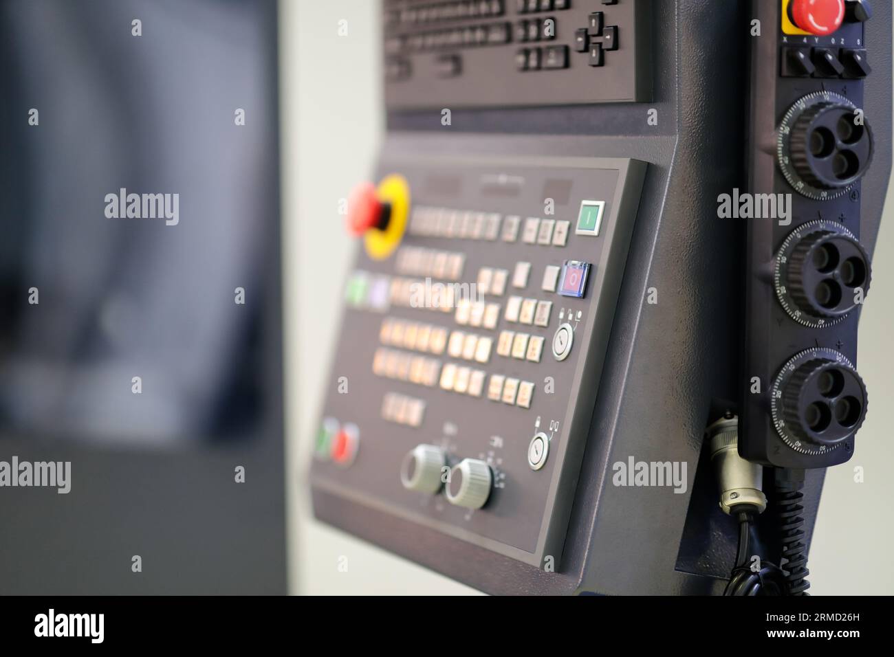 Pannello di controllo e unità di controllo manuale con volantino del centro di lavoro CNC a 5 assi. Messa a fuoco selettiva. Foto Stock