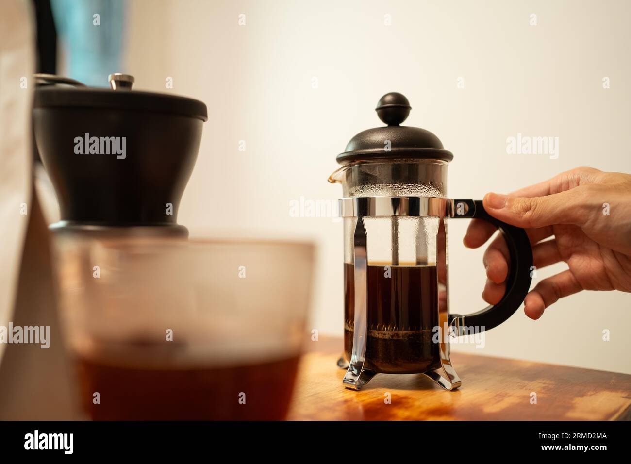Un uomo che prepara il caffè alla stampa francese Foto Stock