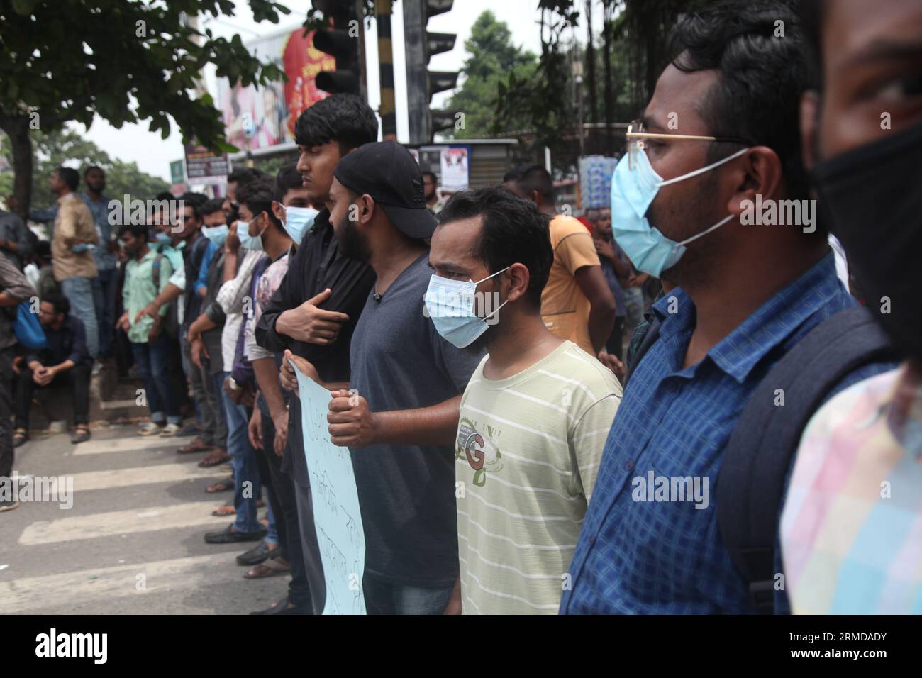 Dhaka, Bangladesh. 27 agosto 2023. Gli studenti di sette college affiliati all'Università di Dacca bloccarono l'intersezione di Nilkhet con una domanda di un punto. Du Foto Stock