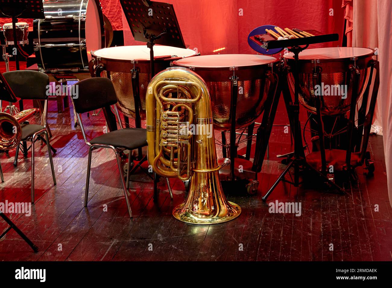 Immagine di tuba e timpani di un'orchestra sinfonica in piedi sul palco Foto Stock