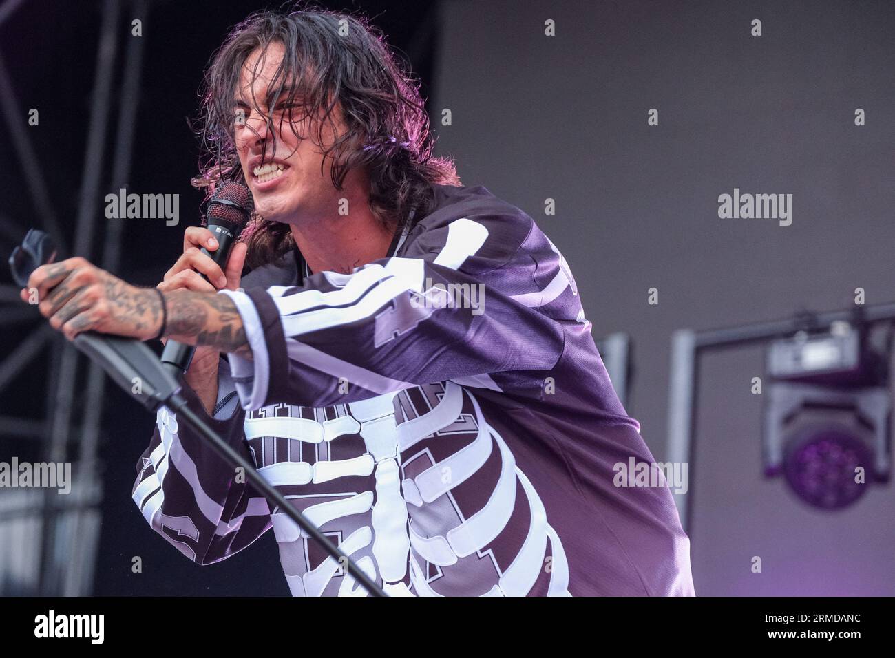 Naska, nome d'arte di Diego Caterbetti durante le sue esibizioni dal vivo al ama Music Festival il 26 agosto 2023 a Romano dEzzelino, Vicenza, Italia. (Foto di Roberto Tommasini/NurPhoto) credito: NurPhoto SRL/Alamy Live News Foto Stock