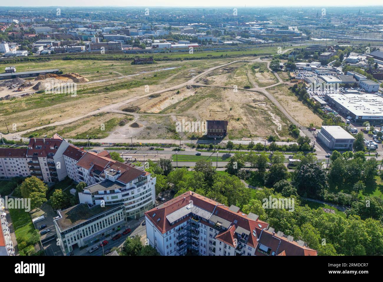 PRODUZIONE - 23 agosto 2023, Sassonia, Lipsia: Vista del sito di circa 25 ettari dell'ex Eutritzscher Freiladebahnhof nelle immediate vicinanze del centro di Lipsia. Un nuovo quartiere con circa 2.400 unità residenziali pianificate, oltre 100.000 metri quadrati di spazio commerciale e un attraente parco pubblico è progettato per la zona desolata. Inoltre, devono essere costruiti una scuola e un campus sportivo con una scuola comunitaria, due centri di assistenza diurna con un totale di 330 posti e strutture culturali-sociali. Inoltre, come una "città spugna", l'area terrà tutta l'acqua piovana del quartiere Foto Stock