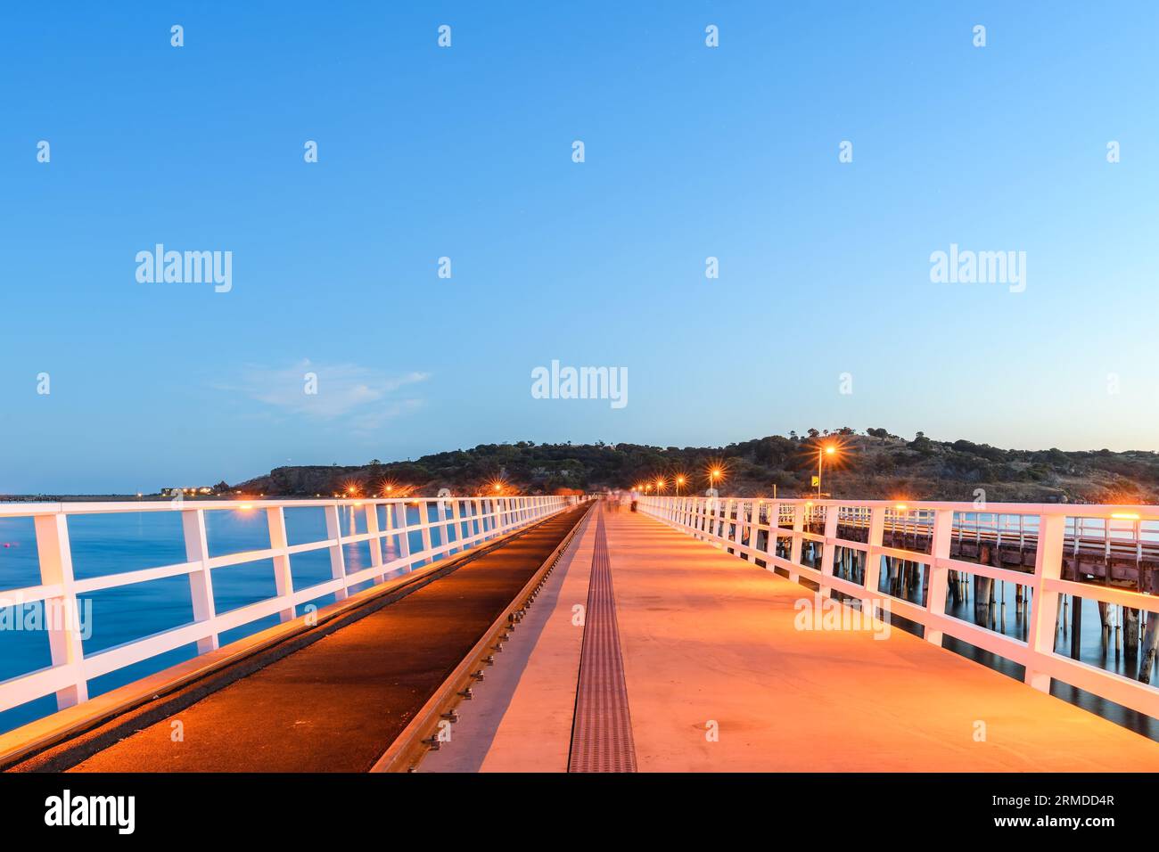 Da Victor Harbor a Granite Island, nuova strada rialzata vista dalla terraferma al tramonto, nella penisola di Fleurieu, Australia meridionale Foto Stock