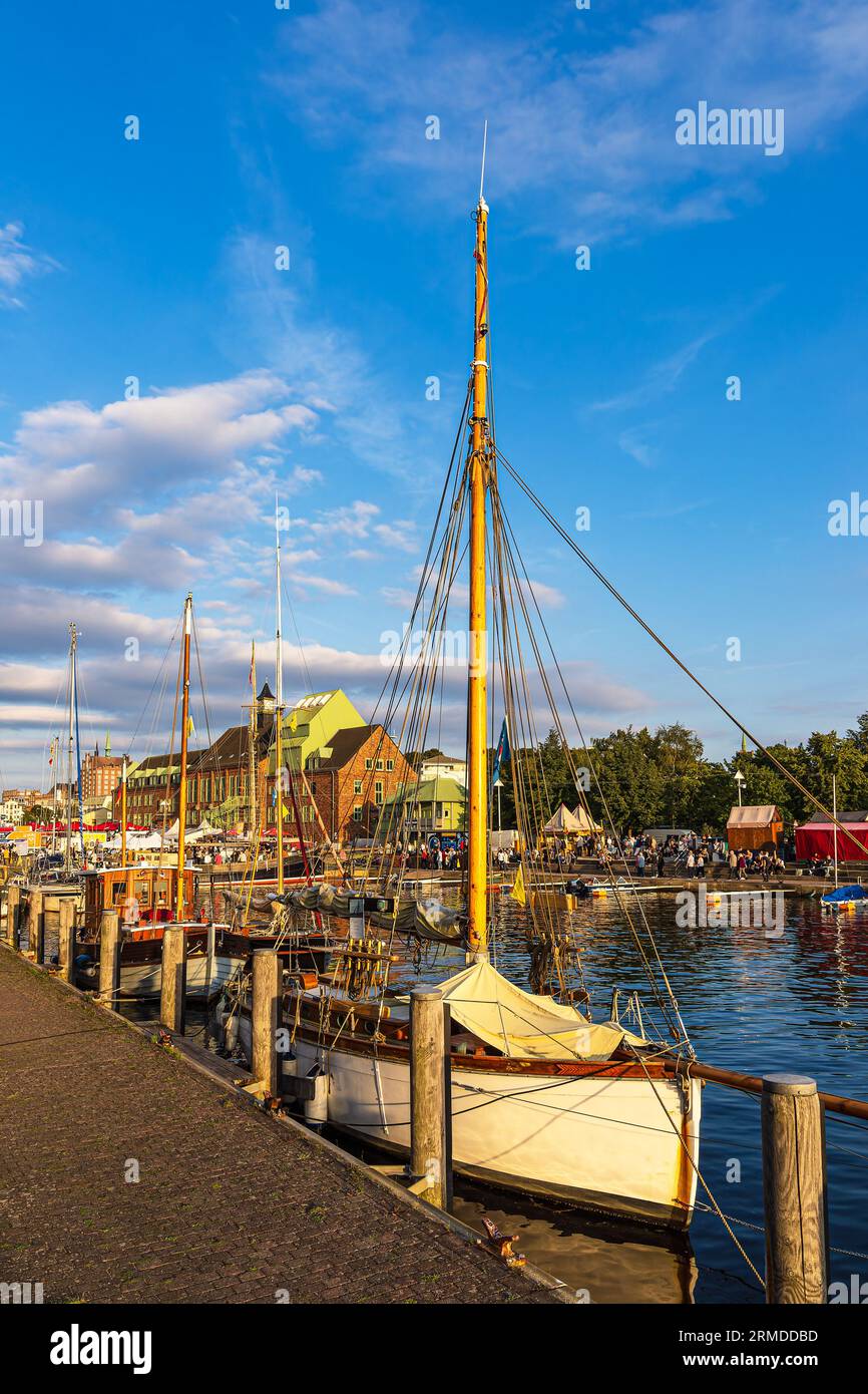 Navi a vela nel Museum Harbor durante la Hanse Sail a Rostock. Foto Stock