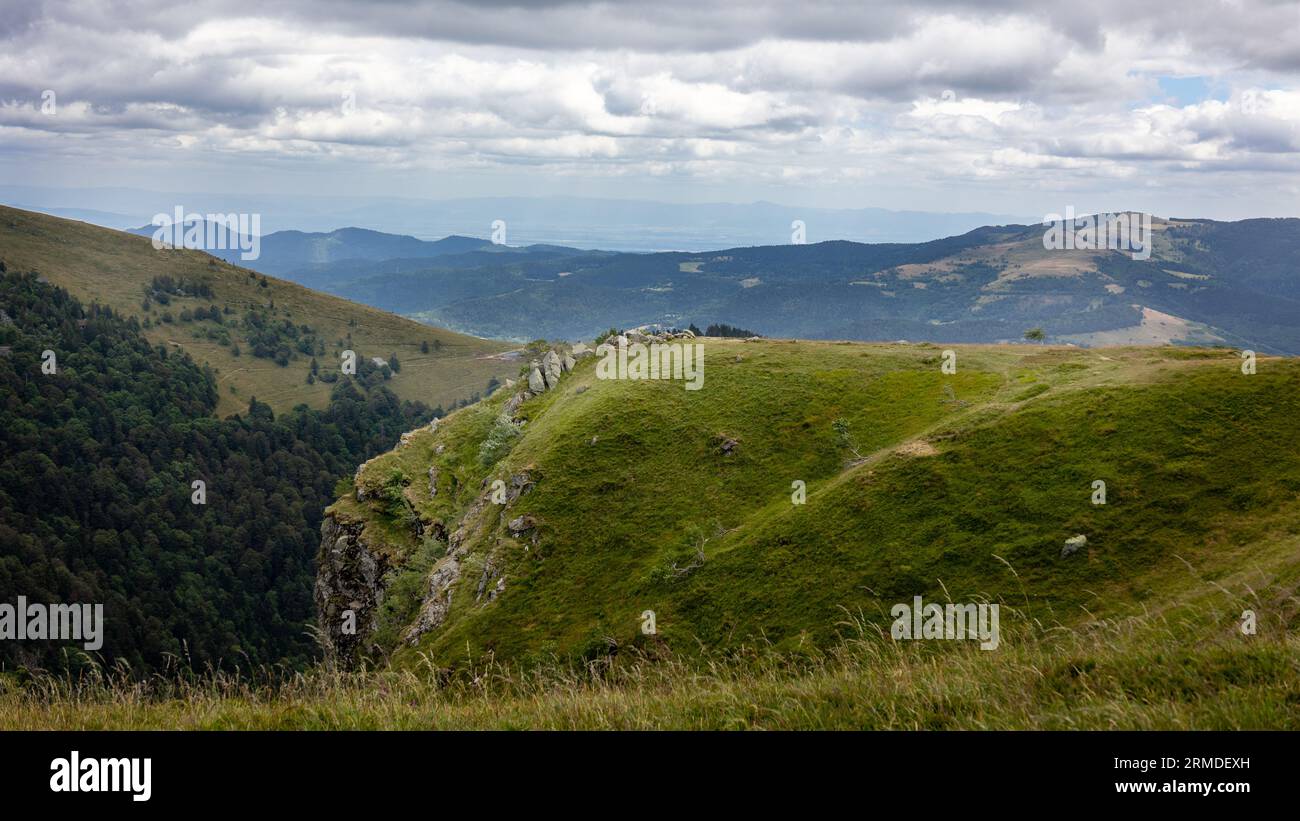 Foto paesaggistica dell'ambiente montano e collinare della regione dei Vosgi francesi dell'Haut-rhin, scattata vicino alla montagna chiamata "Grand Ballon" Foto Stock