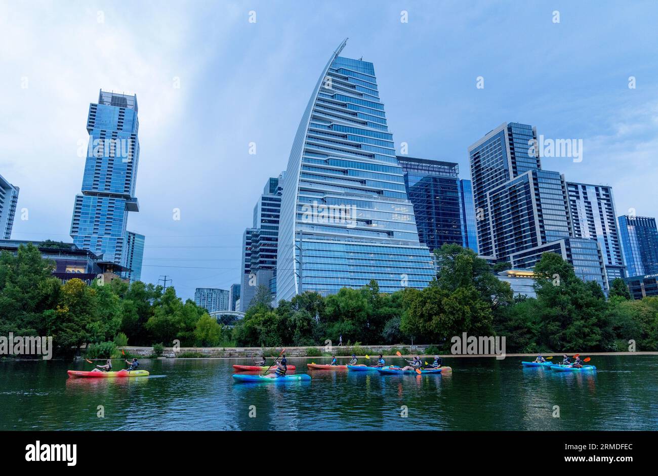 Kayak sul lago Lady Bird nel centro di Austin, Texas, Stati Uniti Foto Stock