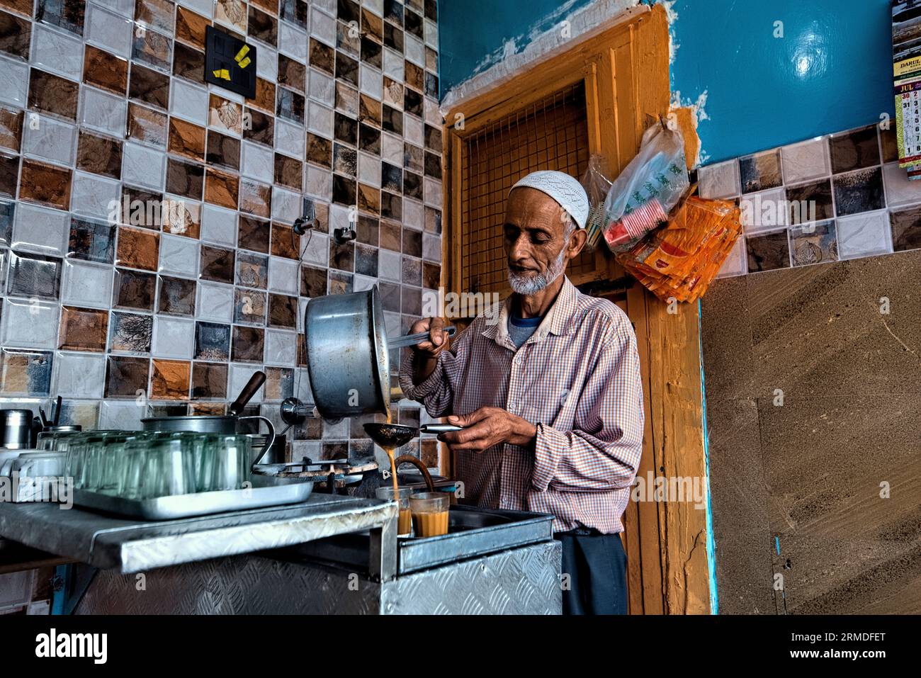 Venditore di tè al lavoro, Srinagar, Kashmir, India Foto Stock