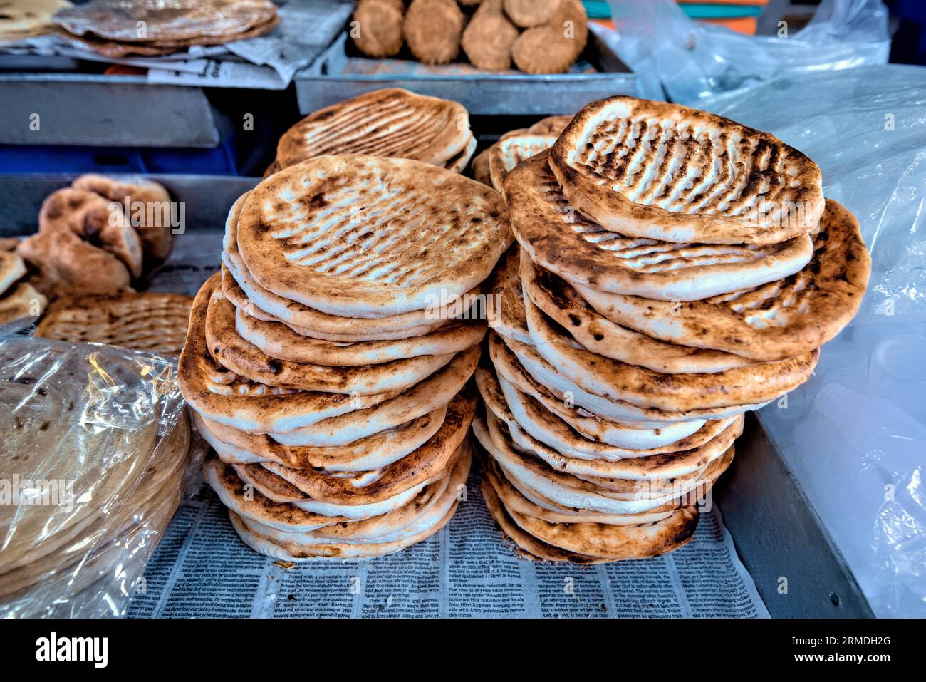 Kashmiri roti appena sfornati, Srinagar, Kashmir, India Foto Stock