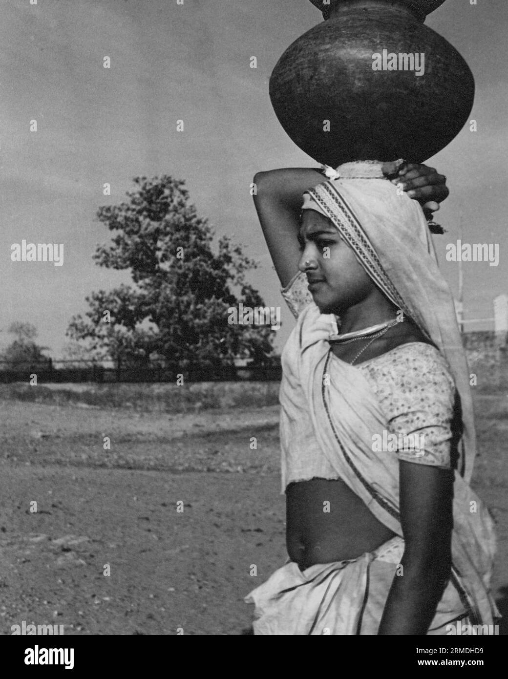 Vecchio ritratto vintage da esterno in bianco e nero con stampa color gelatina argentata dei primi anni '1900 donna indiana India Foto Stock