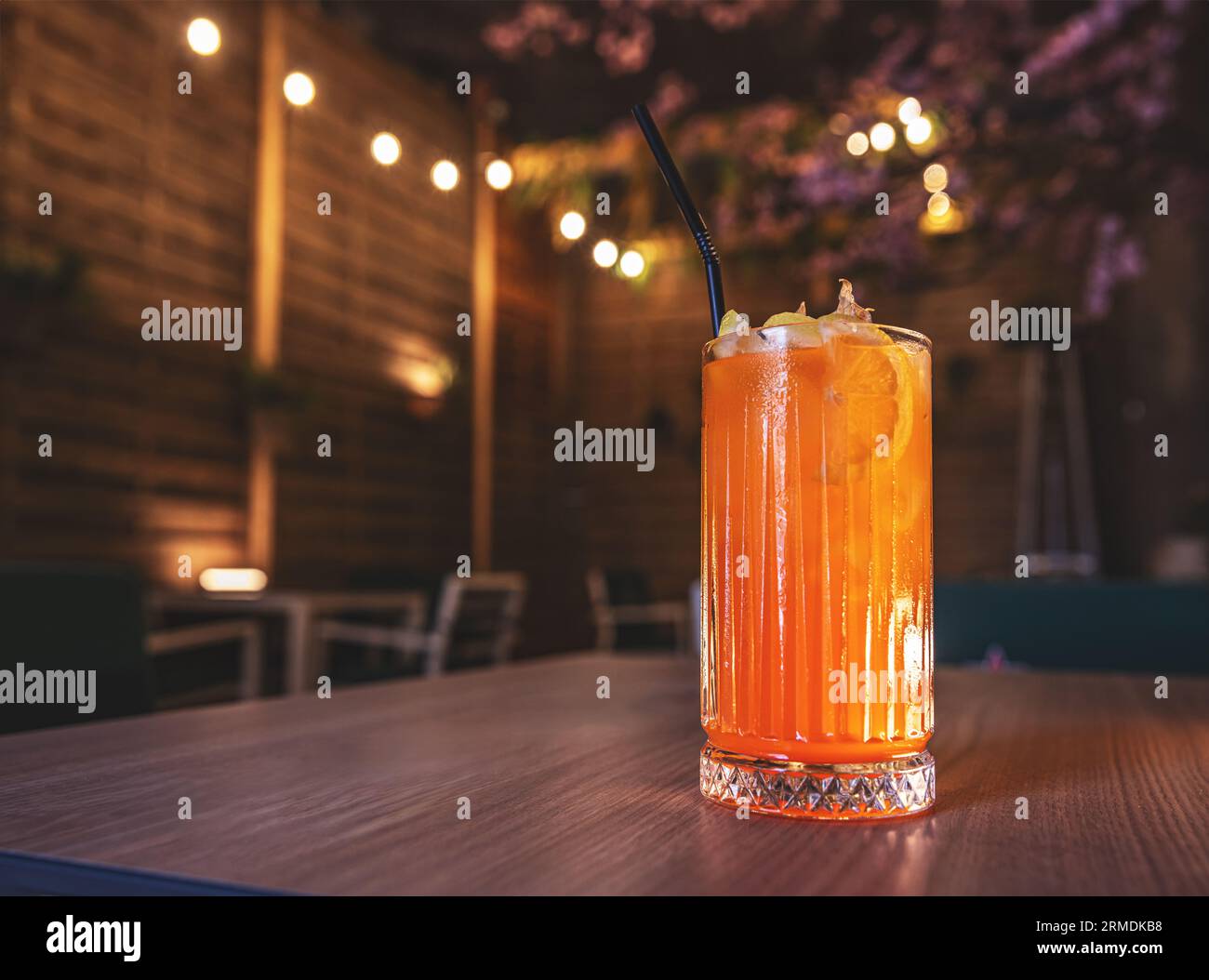 Rinfrescante cocktail alcolico estivo margarita con ghiaccio tritato e agrumi. Foto Stock