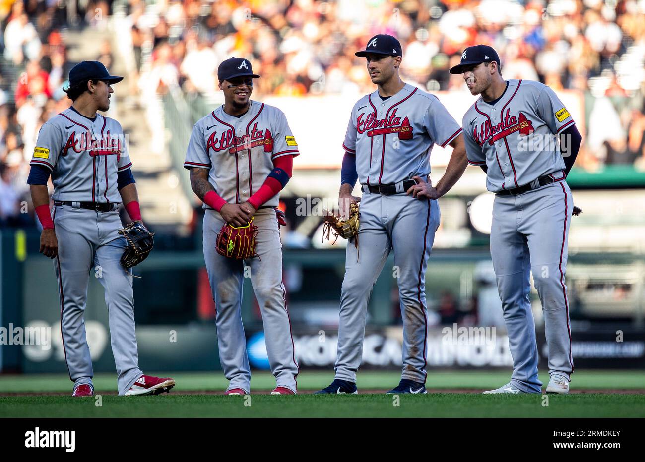 Agosto 27 2023 San Francisco CA, U.S.A. Atlanta Second baseman Nicky Lopez (15), Atlanta shortstop Orlando Arcia (11), Atlanta Third baseman Austin Riley (27) e Atlanta First baseman Matt Olson (28) chiacchierano durante il riscaldamento del lanciatore in arrivo nella partita MLB tra gli Atlanta Braves e i San Francisco Giants. San Francisco ha battuto Atlanta 8-5 all'Oracle Park San Francisco California. Thurman James/CSM Foto Stock