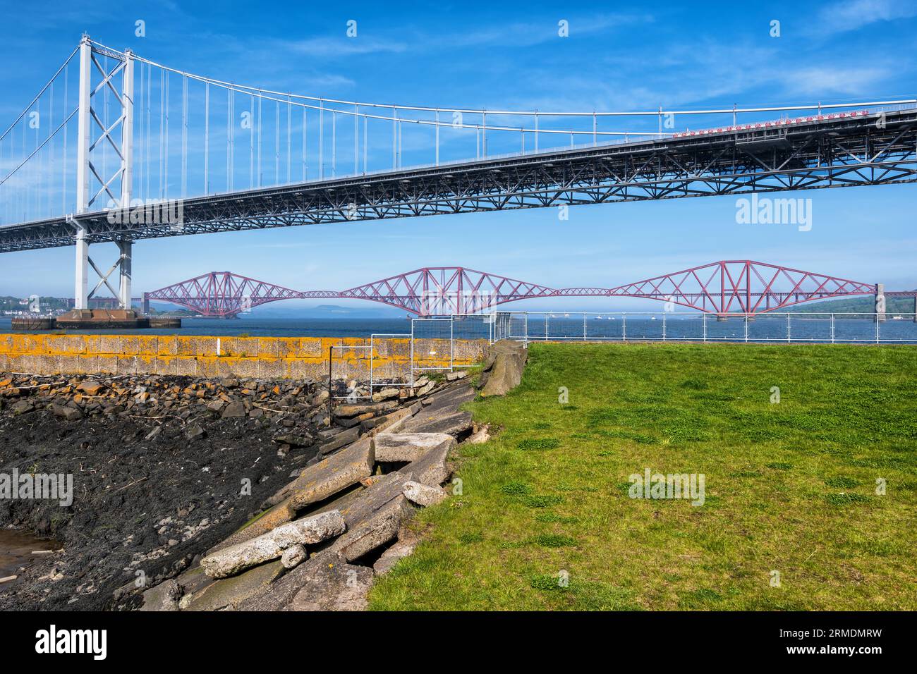 Forth Road Bridge e Forth Bridge attraverso l'estuario Firth of Forth in SC otland, Regno Unito. Foto Stock