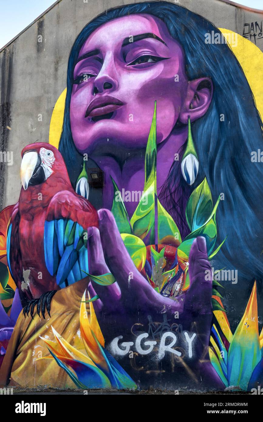 Woman and Parrot, SANCHO, 2018 Gresham Street, Street Art, Belfast, Irlanda del Nord, Regno Unito Foto Stock