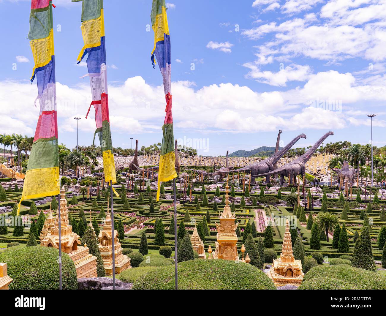 Pattaya, Thailandia - 27 agosto 2023: Il Giardino francese e il Parco dei dinosauri a Nong Nooch Wonder World a Pattaya, Thailandia. Nong Nooch è un grande parco Foto Stock