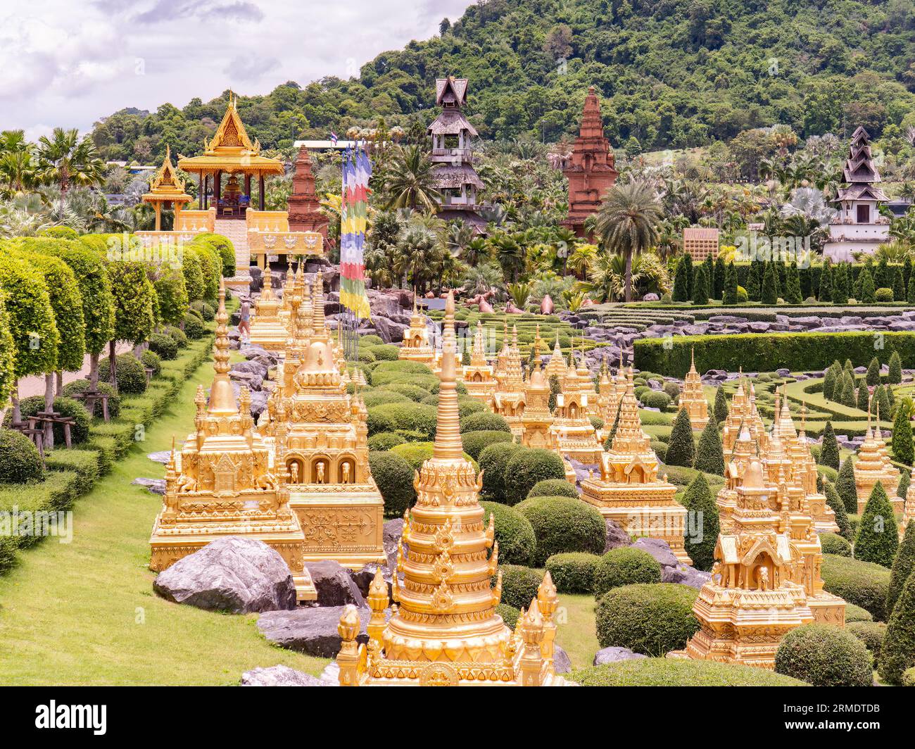 Pattaya, Thailandia - 27 agosto 2023: Il Giardino francese e il Parco dei dinosauri a Nong Nooch Wonder World a Pattaya, Thailandia. Nong Nooch è un grande parco Foto Stock