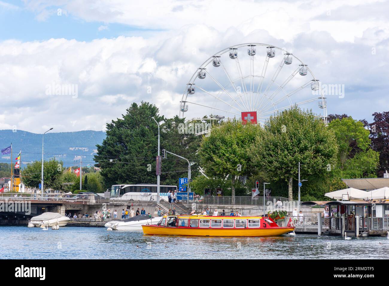 Mouette vaporetto (Mouette Genevoises) e grande ruota panoramica sul fiume Rhône, Ginevra (Genève) Cantone di Ginevra, Svizzera Foto Stock