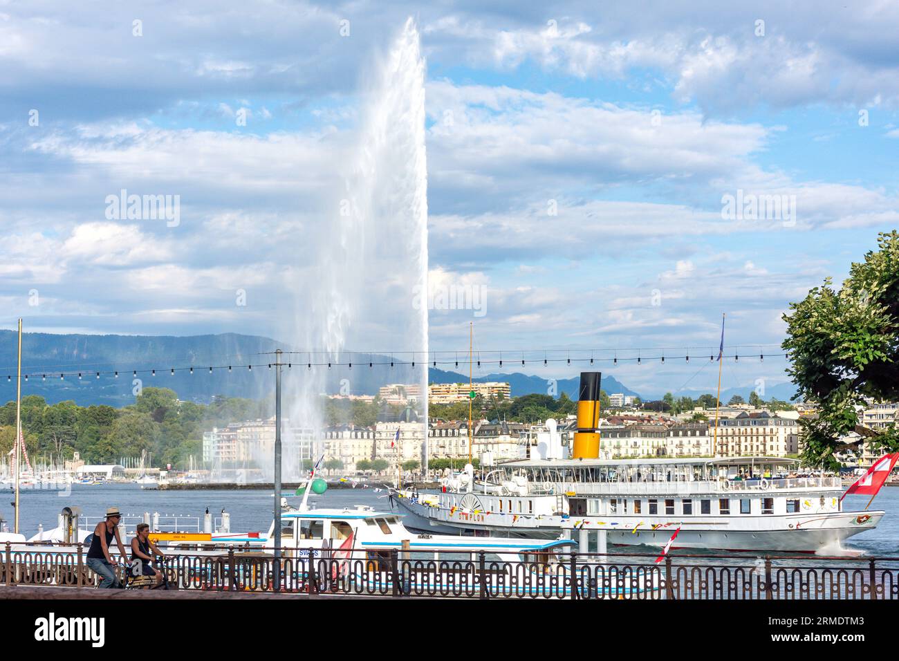 La fontana d'acqua di Ginevra (Jet d'Eau) e il battello a vapore SS Simplon da Quai du Mont Blanc, Ginevra (Genève), Cantone di Ginevra, Svizzera Foto Stock