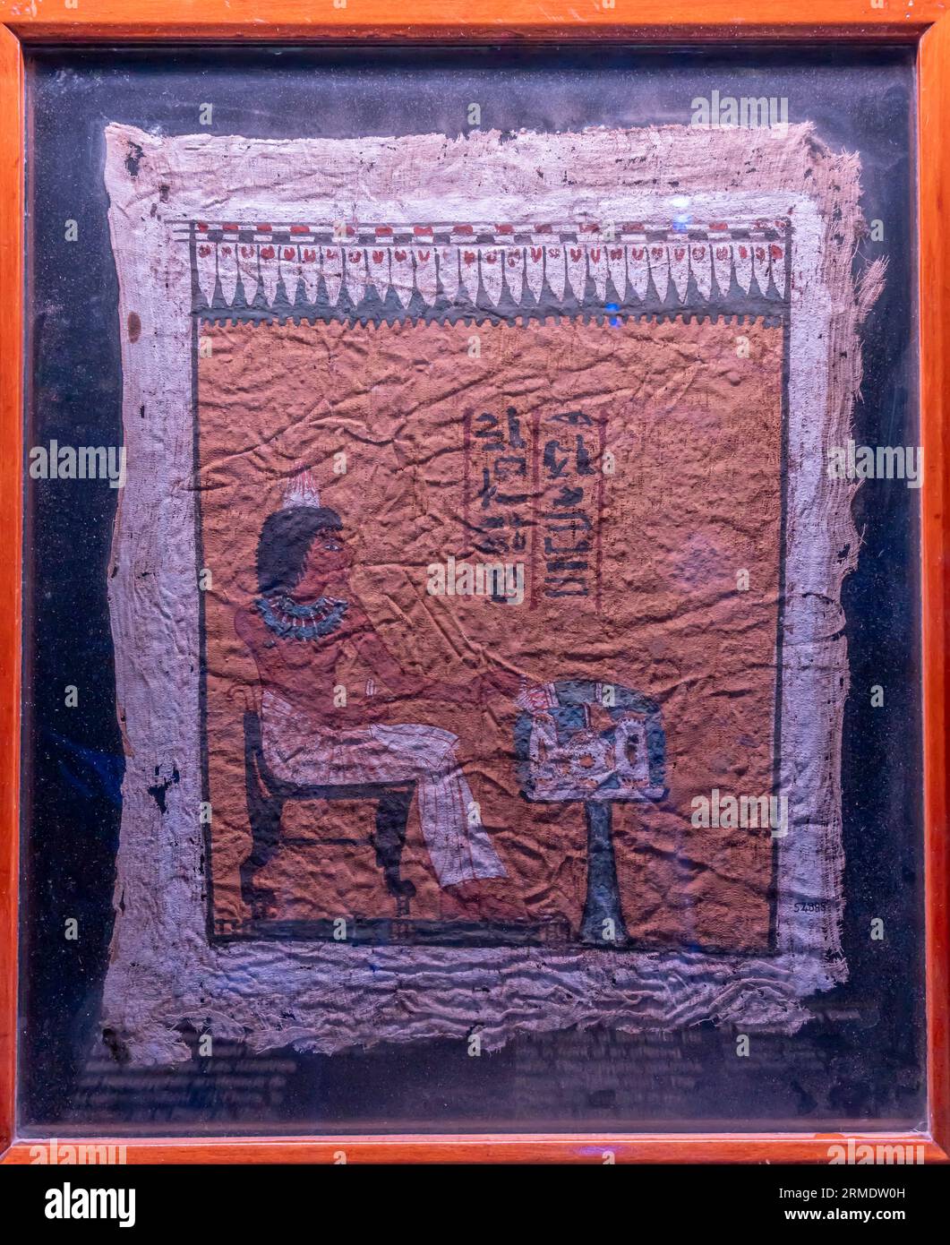 Parigi, Francia - 08 22 2023: Ramses II il grande, oro dei faraoni. Stoffa funeraria dipinta di Sennefer Foto Stock