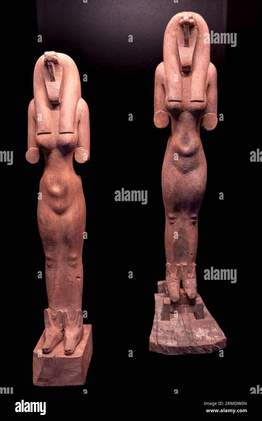 Parigi, Francia - 08 22 2023: Ramses II il grande, oro dei faraoni. Statua di una dea dalla testa di cobra Foto Stock
