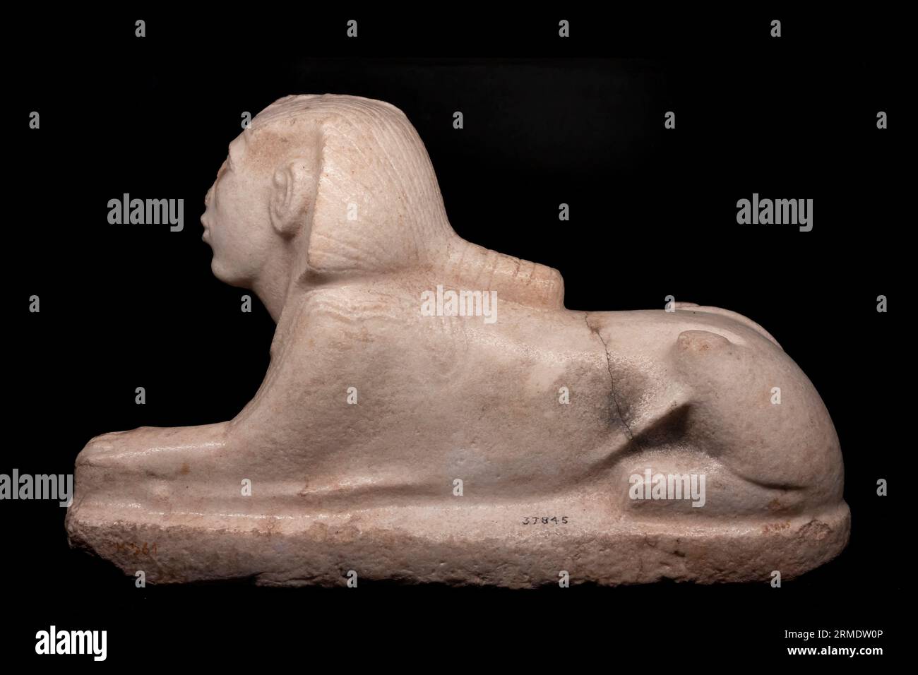 Parigi, Francia - 08 22 2023: Ramses II il grande, oro dei faraoni. Sfinge di un re, forse Akhenaton Foto Stock