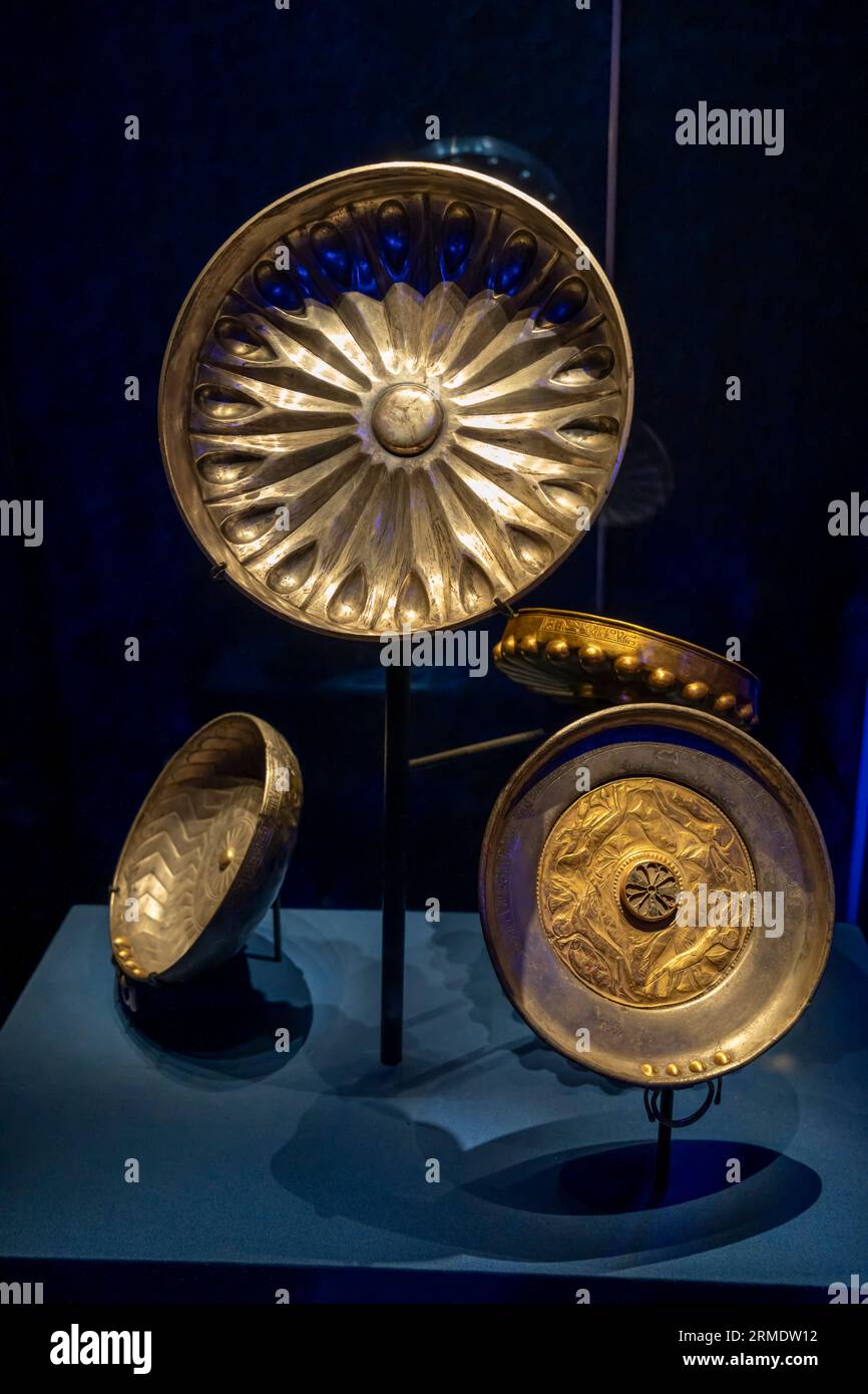 Parigi, Francia - 08 22 2023: Ramses II il grande, oro dei faraoni. Piatto e ciotola dorati e argentati Foto Stock