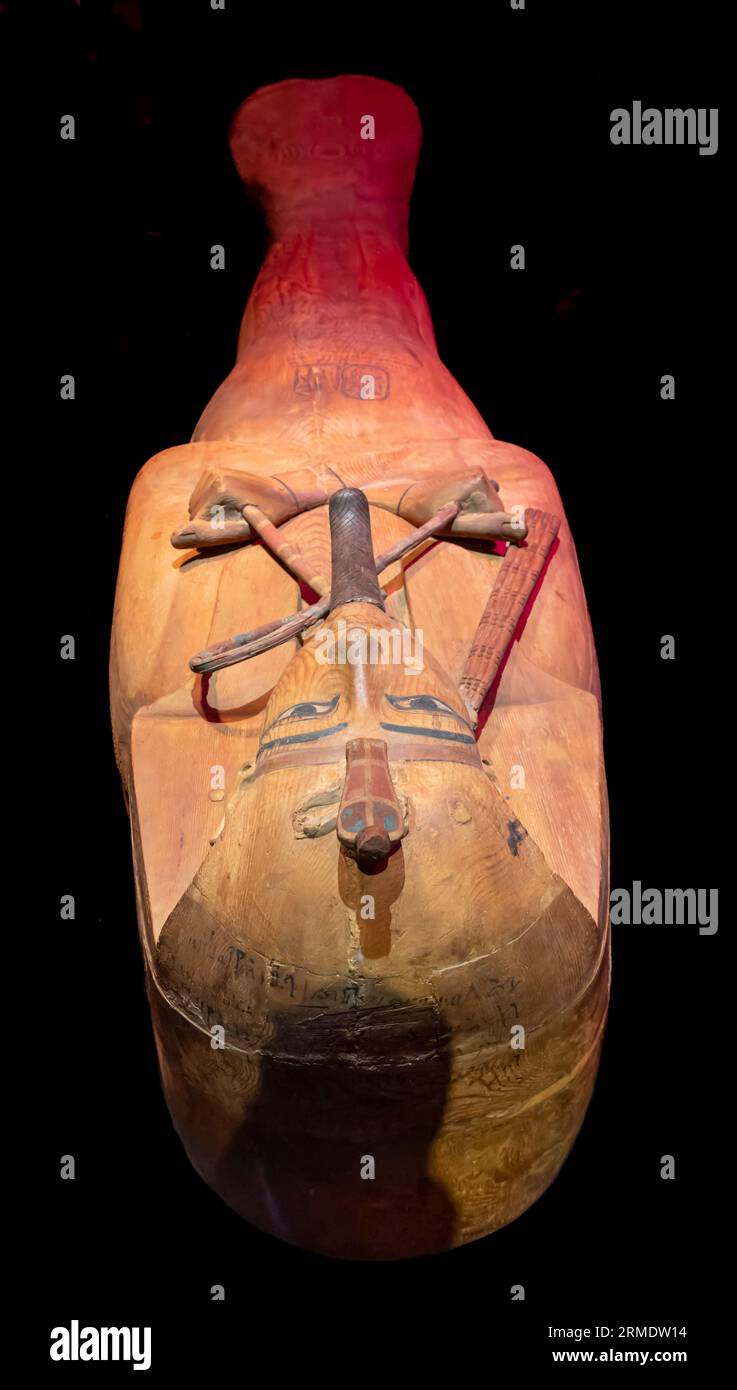 Parigi, Francia - 08 22 2023: Ramses II il grande, oro dei faraoni. Il sarcofago di Ramses II Foto Stock