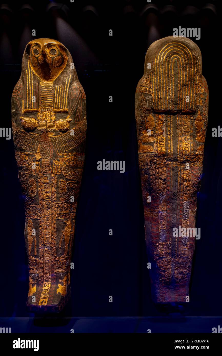 Parigi, Francia - 08 22 2023: Ramses II il grande, oro dei faraoni. Bara interna di Sheshonq II con testa di falco ricostruita Foto Stock