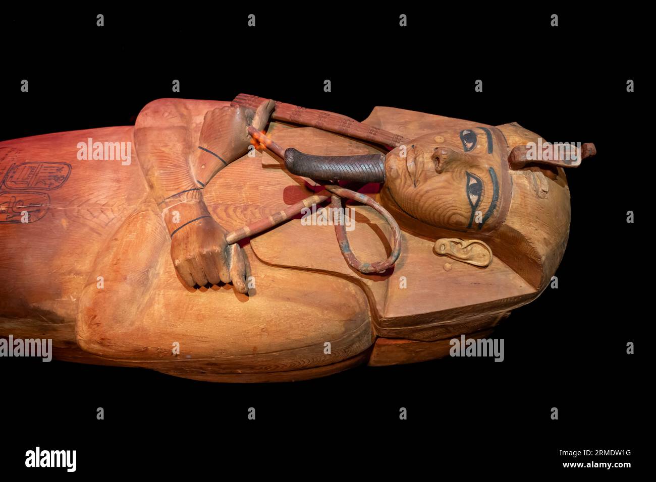 Parigi, Francia - 08 22 2023: Ramses II il grande, oro dei faraoni. Il sarcofago di Ramses II Foto Stock