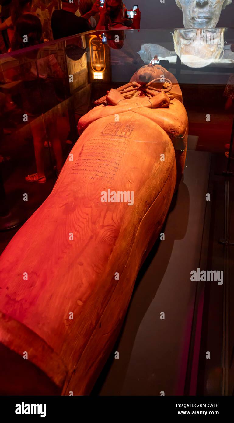 Parigi, Francia - 08 22 2023: Ramses II il grande, oro dei faraoni. Il sarcofago di Ramses II Foto Stock