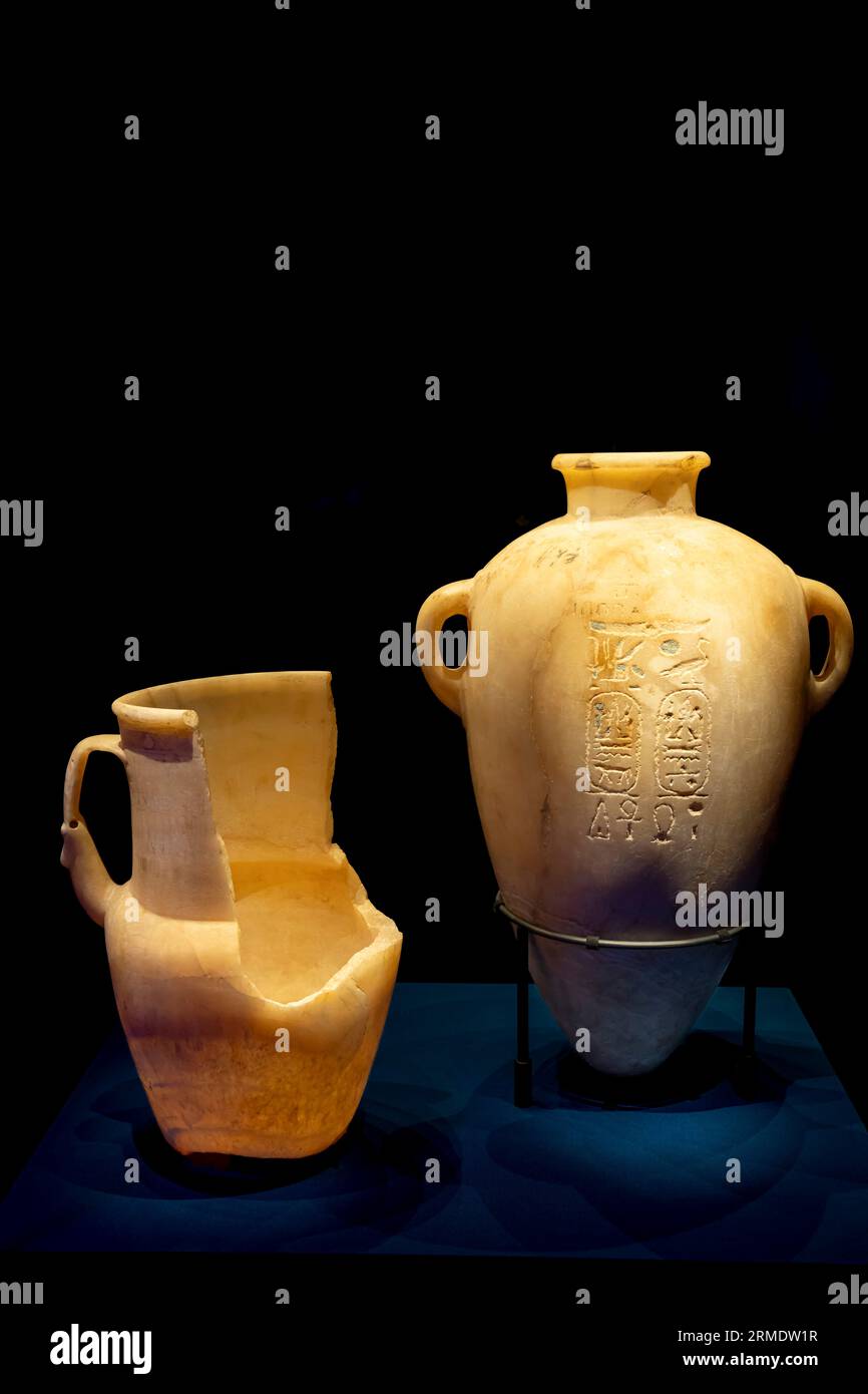 Parigi, Francia - 08 22 2023: Ramses II il grande, oro dei faraoni. Anfora calcitica con cartigli di Merenptah Foto Stock