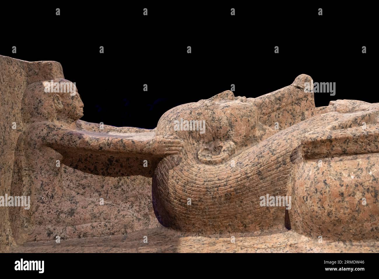 Parigi, Francia - 08 22 2023: Ramses II il grande, oro dei faraoni. Coperchio del sarcofago di Merenptah, riutilizzato per Psusennes i Foto Stock